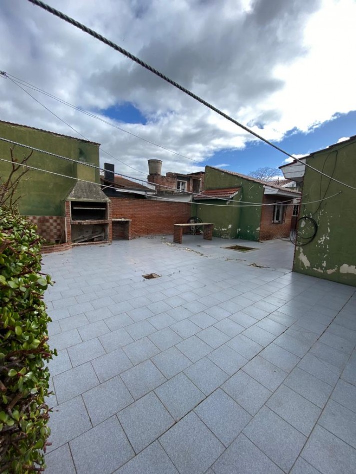 Chalet 3 amb + depto patio y quincho. Barrio las avenidas