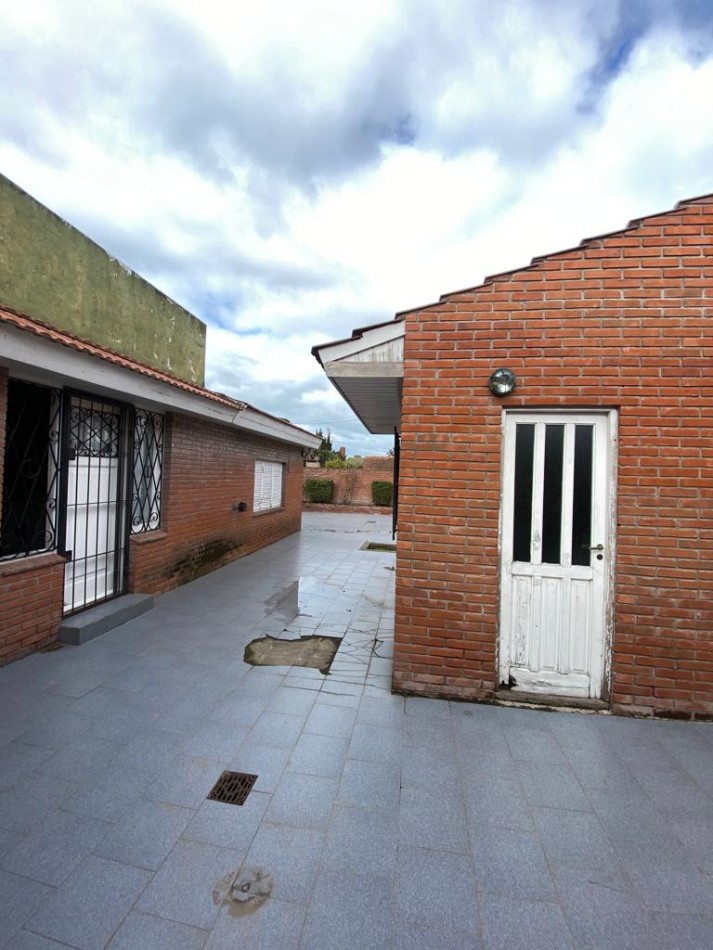 Chalet 3 amb + depto patio y quincho. Barrio las avenidas