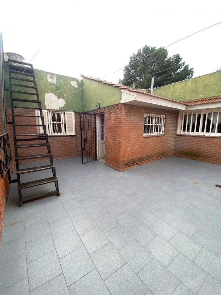 Chalet 3 amb + depto patio y quincho. Barrio las avenidas