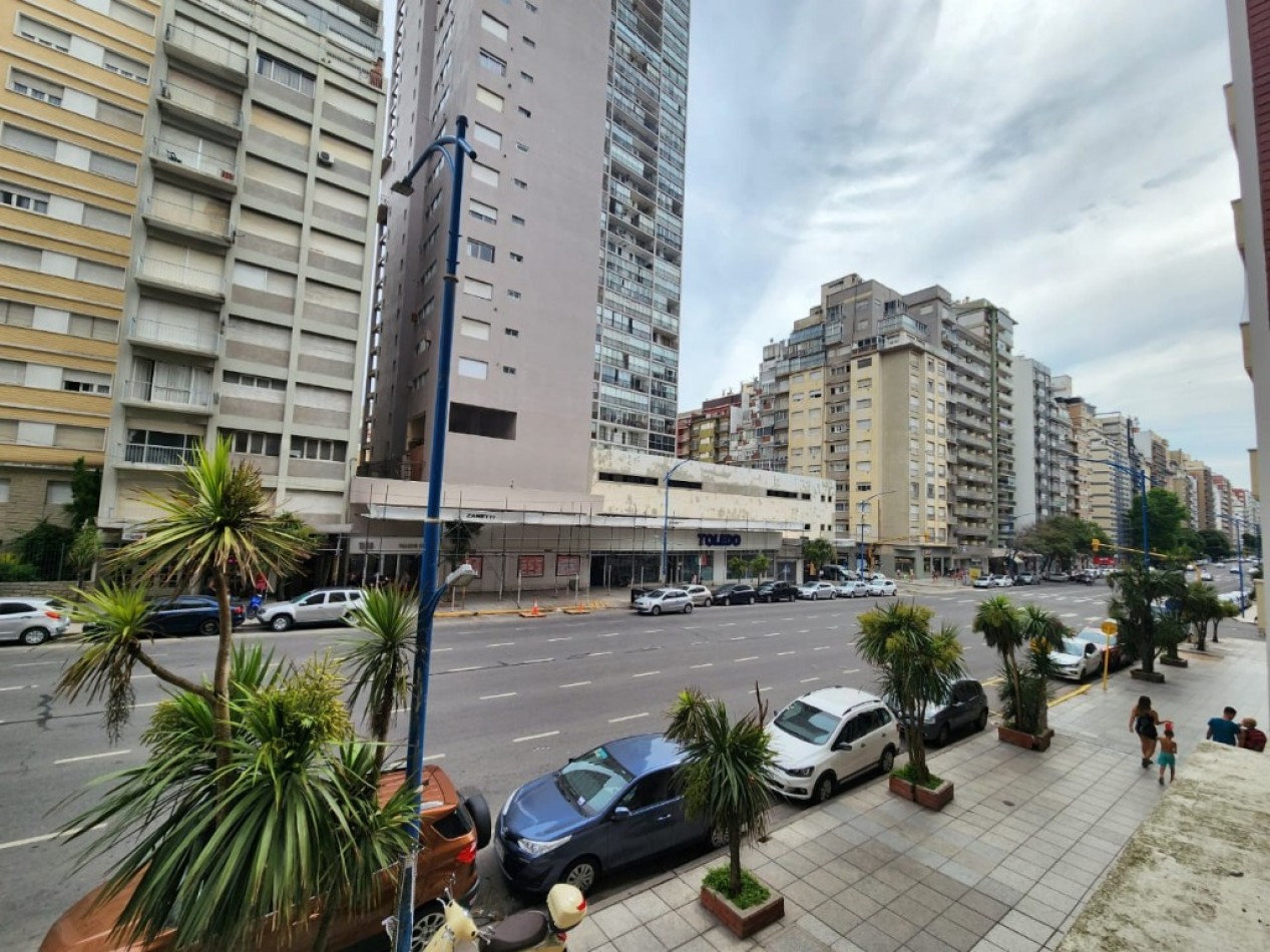 Depto Ambiente sobre Av. Colon con ventanal 