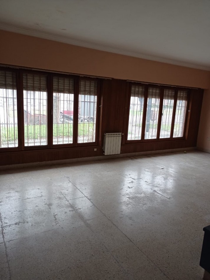 Chalet 6 ambientes a reciclar, zona Punta Mogotes