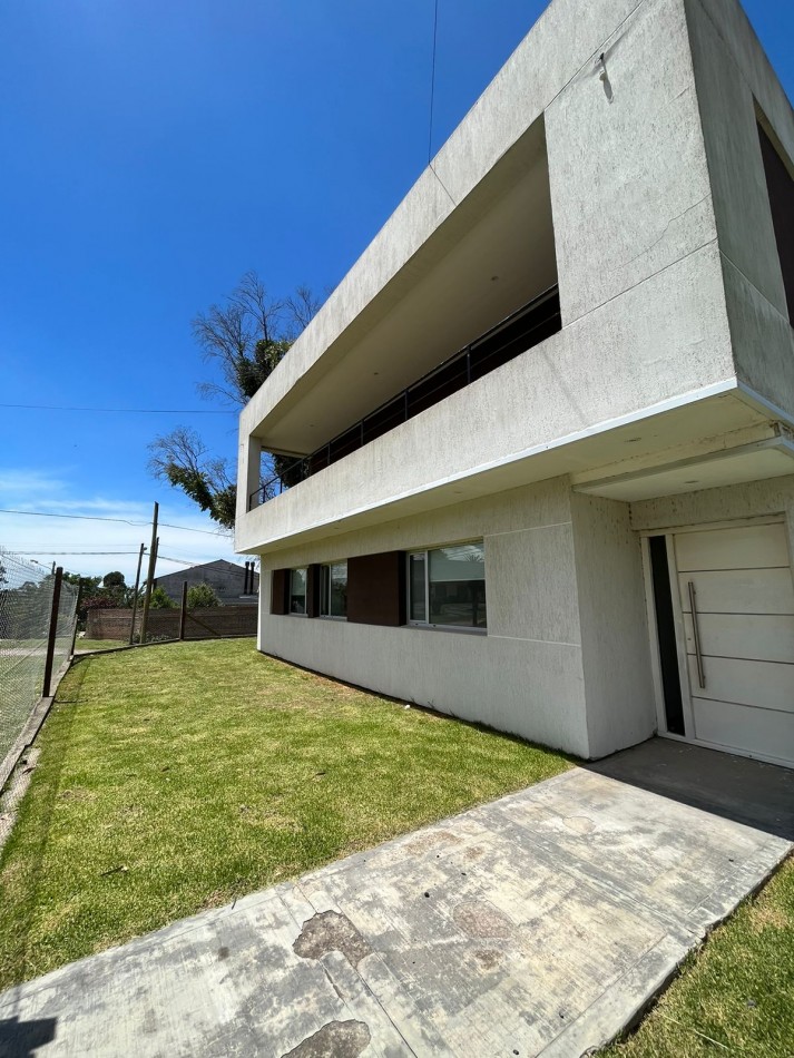 Moderna Casa 4 ambientes, barrio Colinas de Peralta Ramos