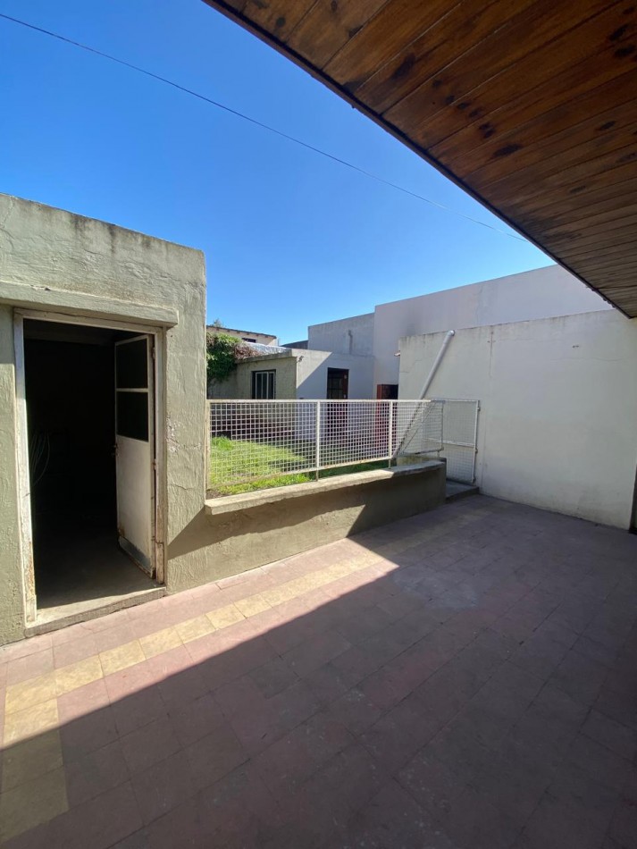 Casa 3 ambientes con patio y garaje, barrio Villa Lourdes 