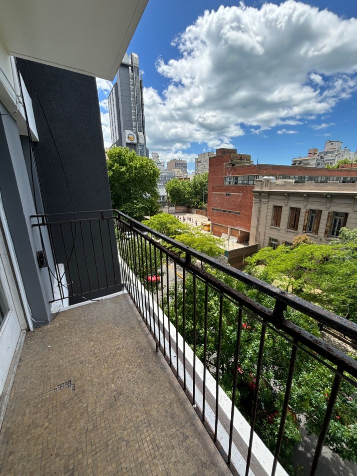 Ambiente al frente con balcon, zona Punta Iglesia 