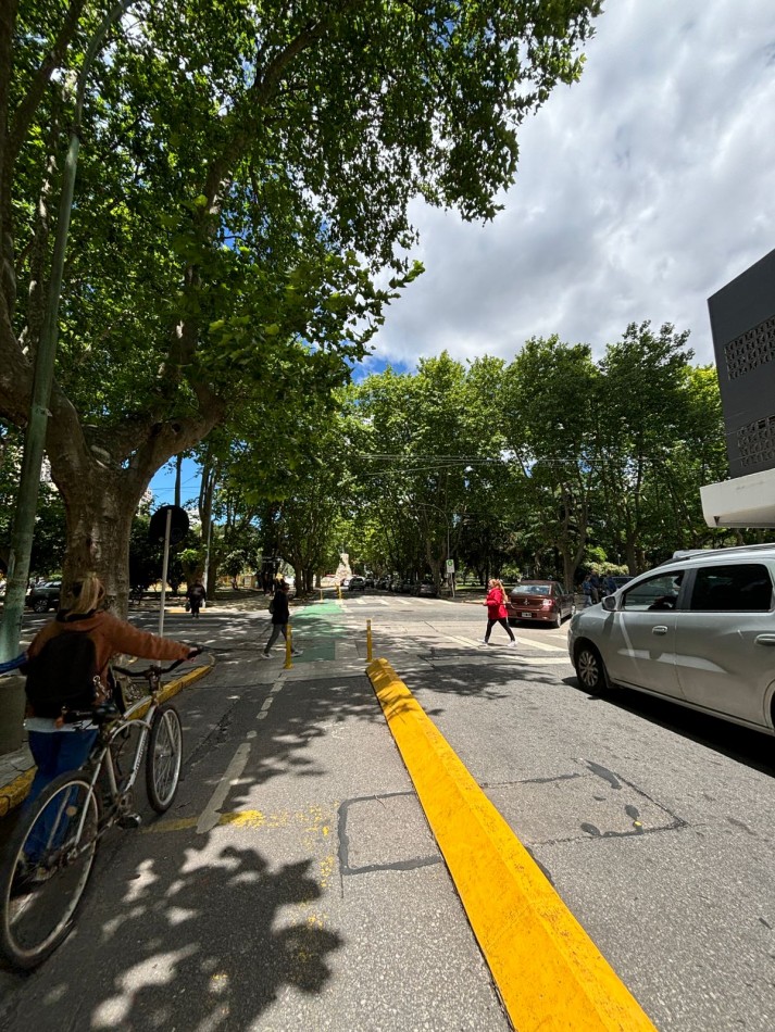 Ambiente al frente con balcon, zona Punta Iglesia 