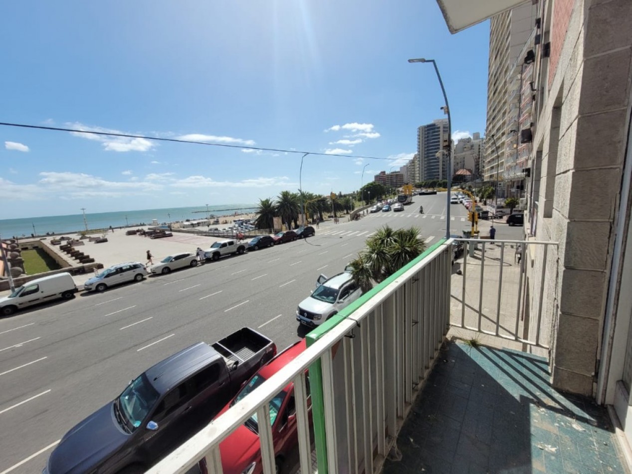 4 ambientes con dependencia, primera linea frente al mar 