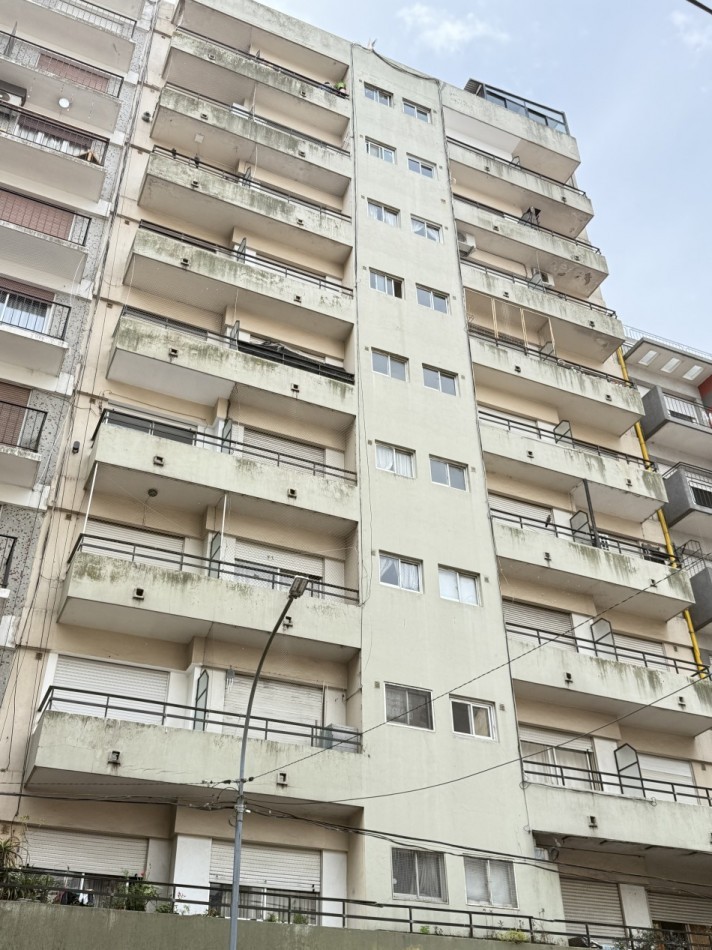 Ambiente al frente con balcon, zona Paseo Aldrey 