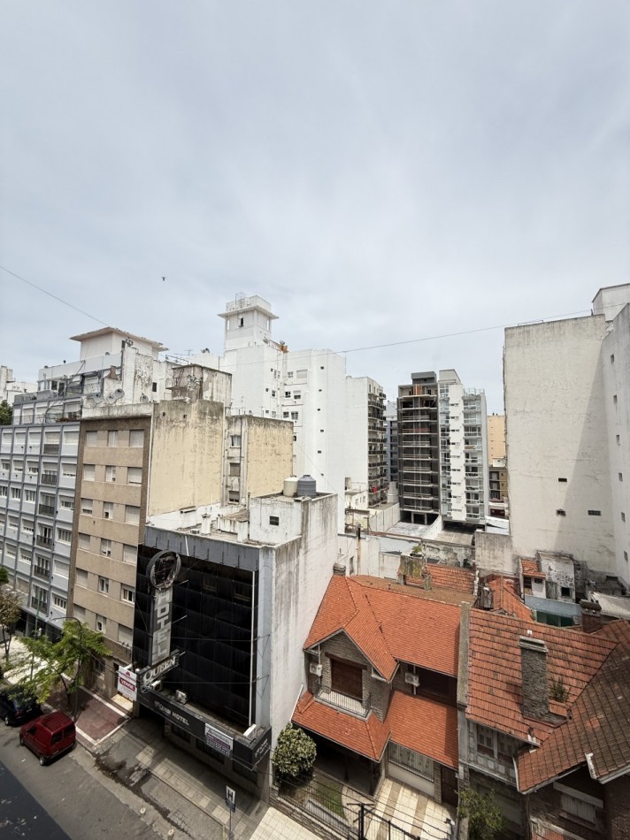 Ambiente al frente con balcon, zona Paseo Aldrey 