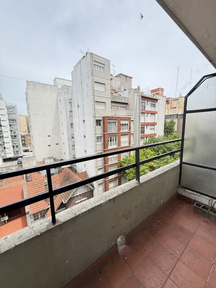 Ambiente al frente con balcon, zona Paseo Aldrey 