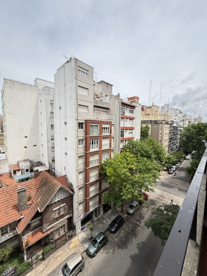 Ambiente al frente con balcon, zona Paseo Aldrey 