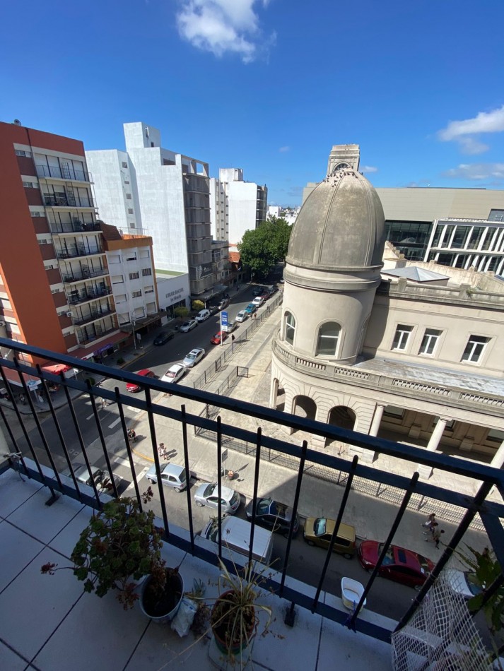 Ambiente con balcon al frente, frente al Paseo Aldrey