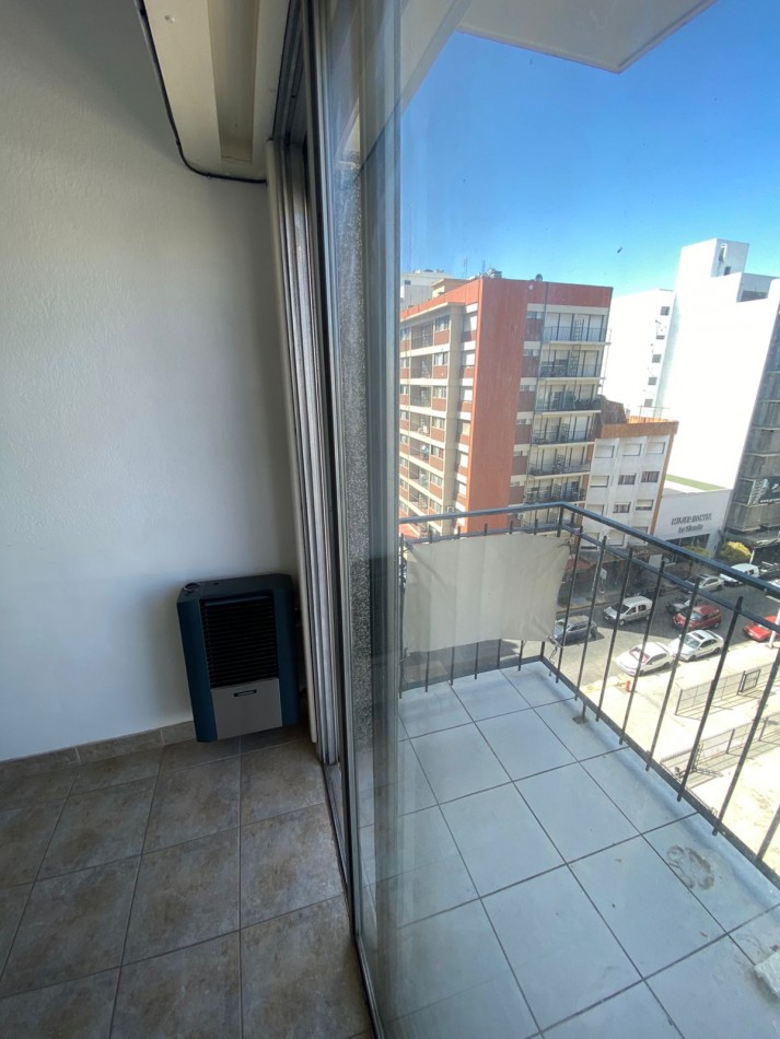 Ambiente con balcon al frente, frente al Paseo Aldrey