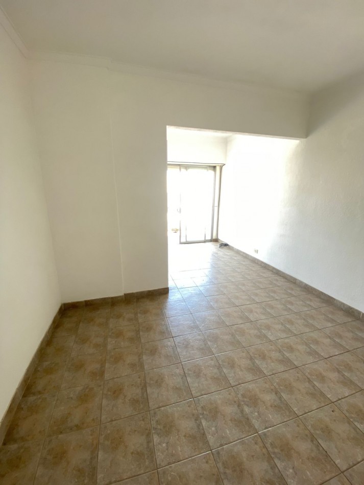 Ambiente con balcon al frente, frente al Paseo Aldrey