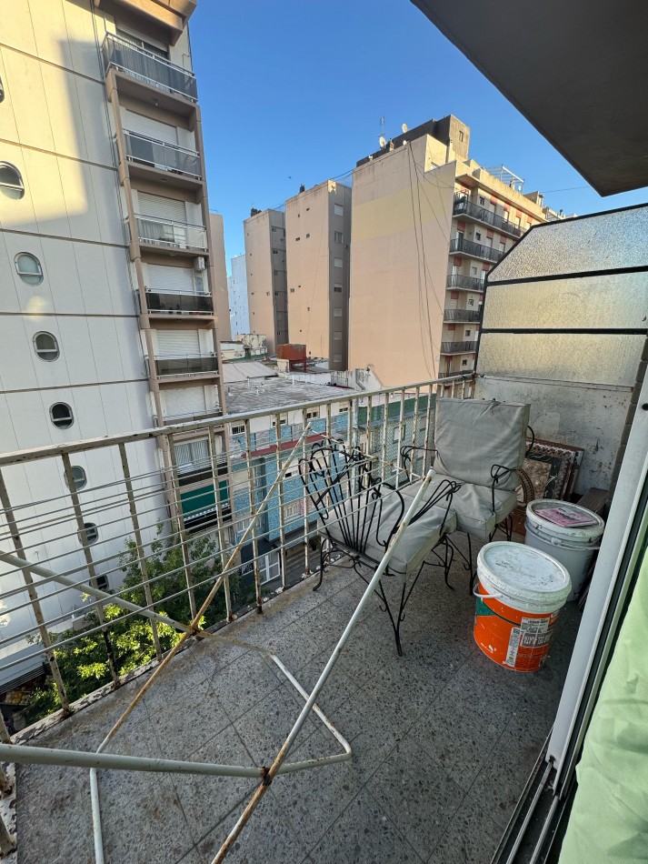 Departamento 2 ambientes con balcon a la calle 