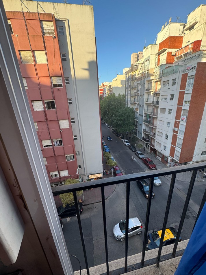 Departamento 2 ambientes con balcon a la calle 