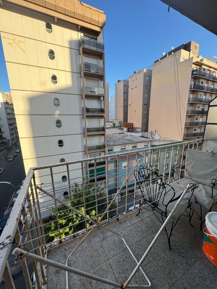 Departamento 2 ambientes con balcon a la calle 