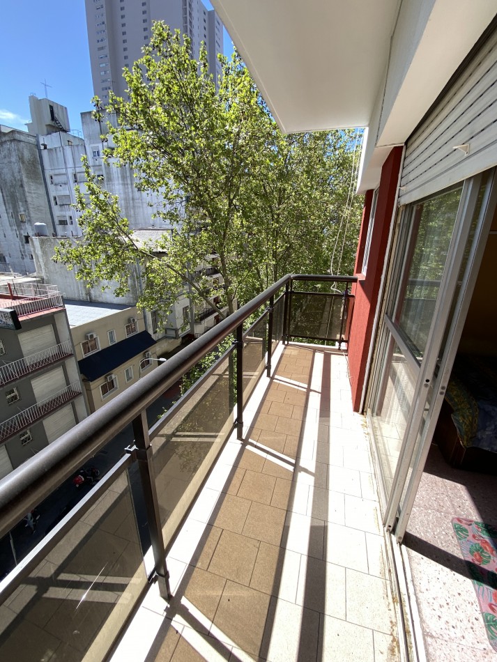 2 ambientes al frente con balcon, zona Guemes