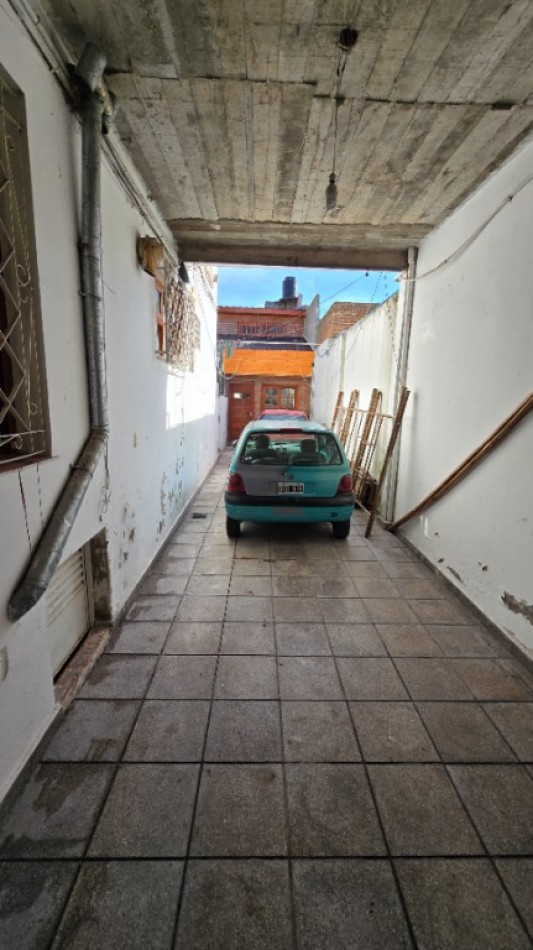 Ph 3 ambientes al frente, con patio y garaje compartido. 