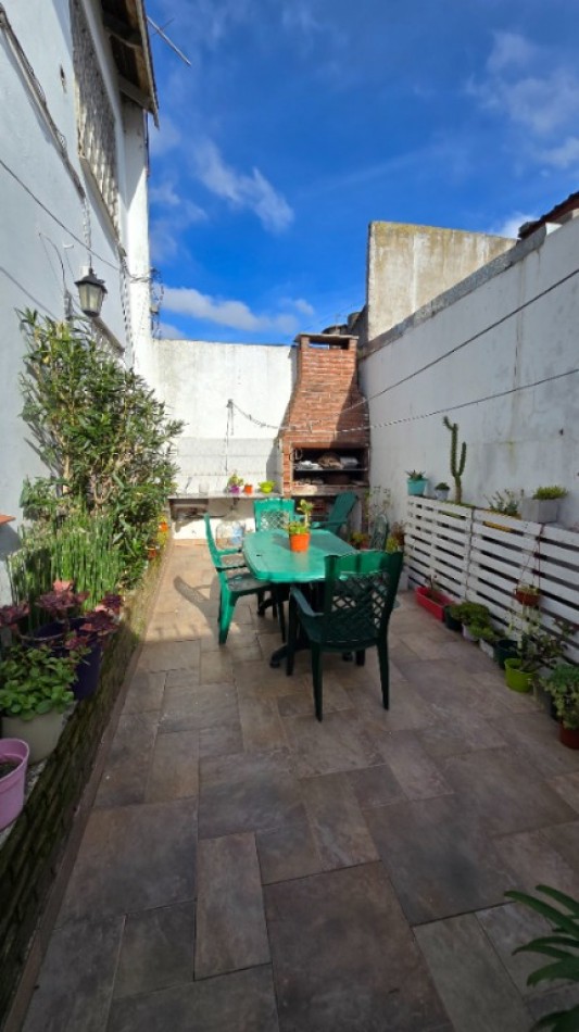 Ph 3 ambientes al frente, con patio y garaje compartido. 