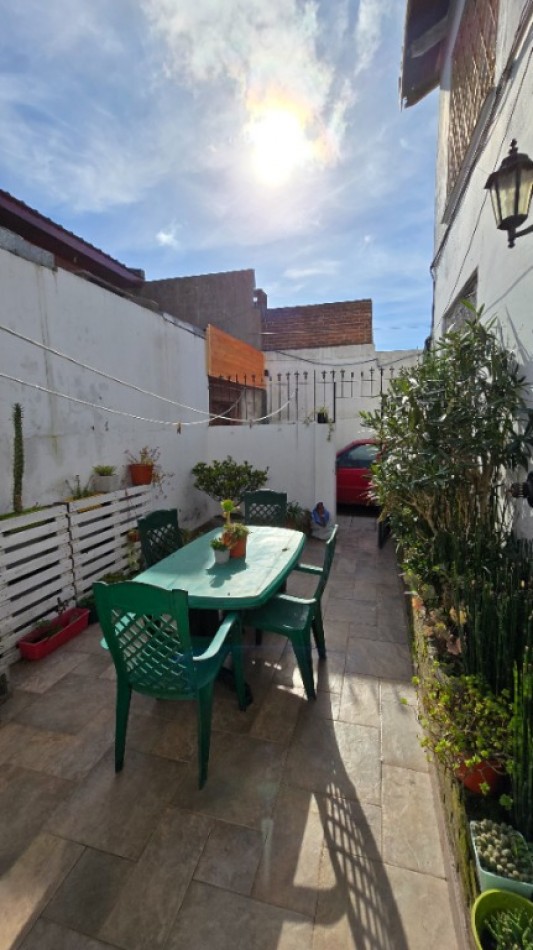 Ph 3 ambientes al frente, con patio y garaje compartido. 