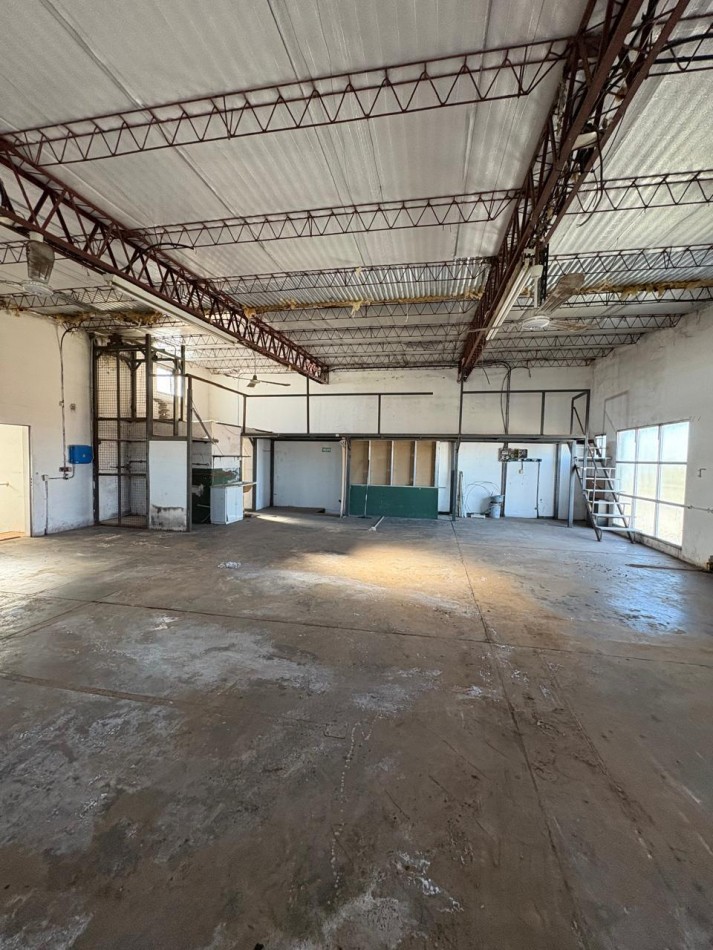 ALQUILER COMERCIAL Galpon de 380 mts con oficinas, zona Las Avenidas