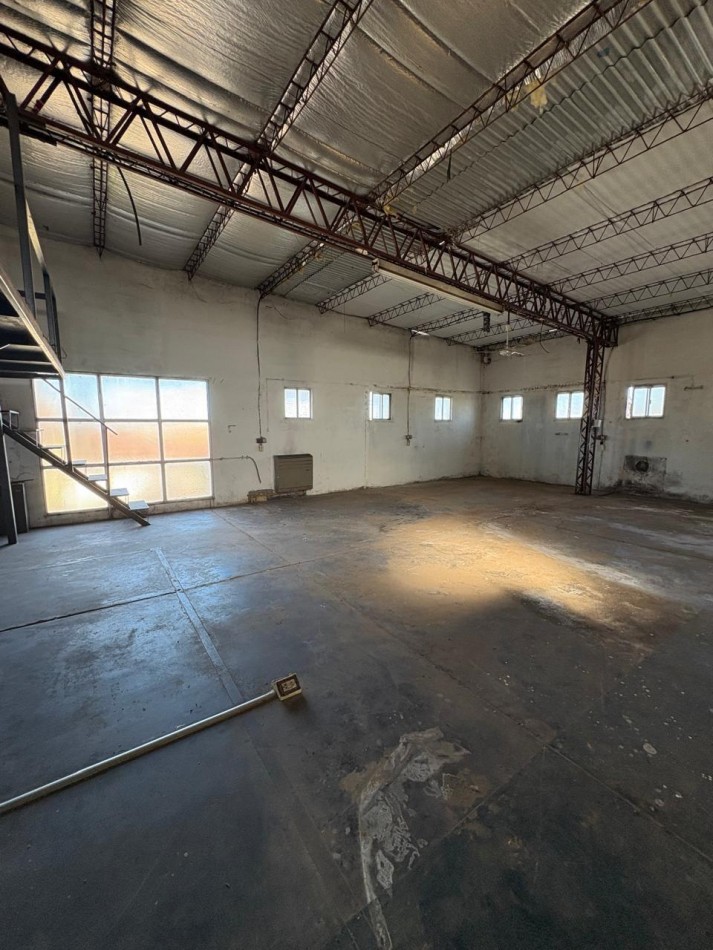 ALQUILER COMERCIAL Galpon de 380 mts con oficinas, zona Las Avenidas