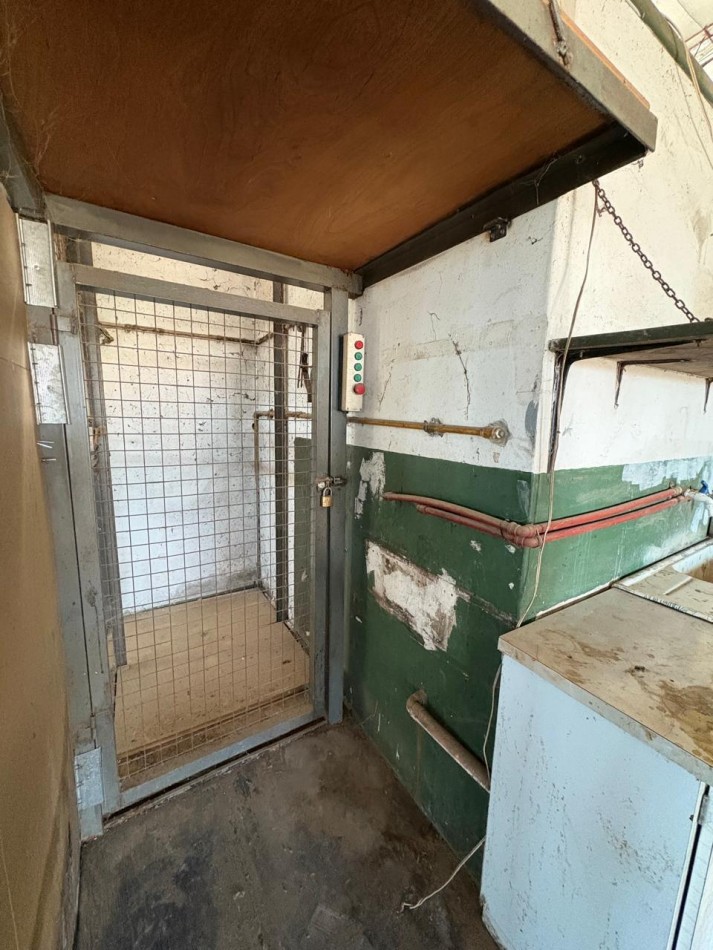 ALQUILER COMERCIAL Galpon de 380 mts con oficinas, zona Las Avenidas
