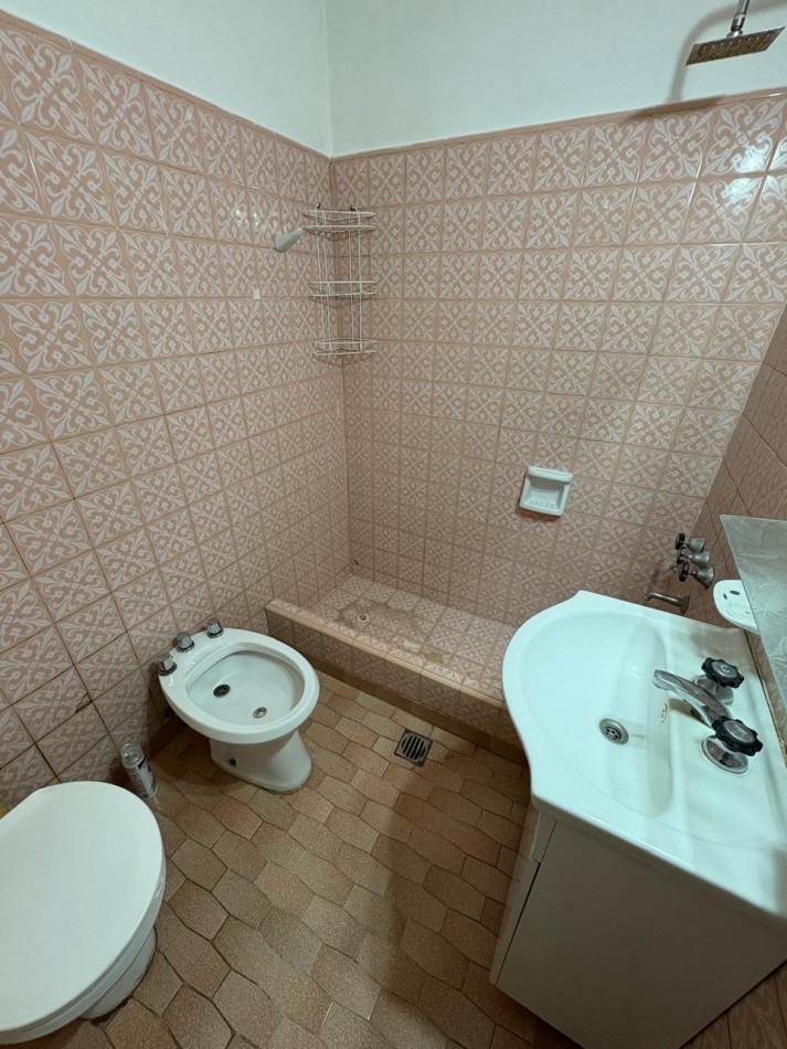 ALQUILER 24 MESES Casa 3 amb c/ parque y cochera, barrio Juramento 