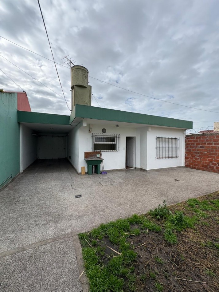 ALQUILER 24 MESES Casa 3 amb c/ parque y cochera, barrio Juramento 