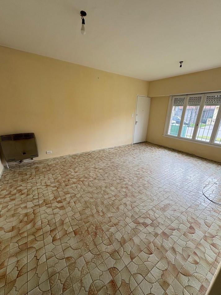 ALQUILER 24 MESES Casa 3 amb c/ parque y cochera, barrio Juramento 