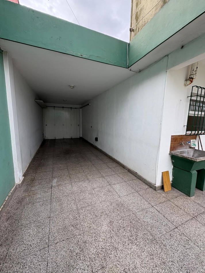 ALQUILER 24 MESES Casa 3 amb c/ parque y cochera, barrio Juramento 