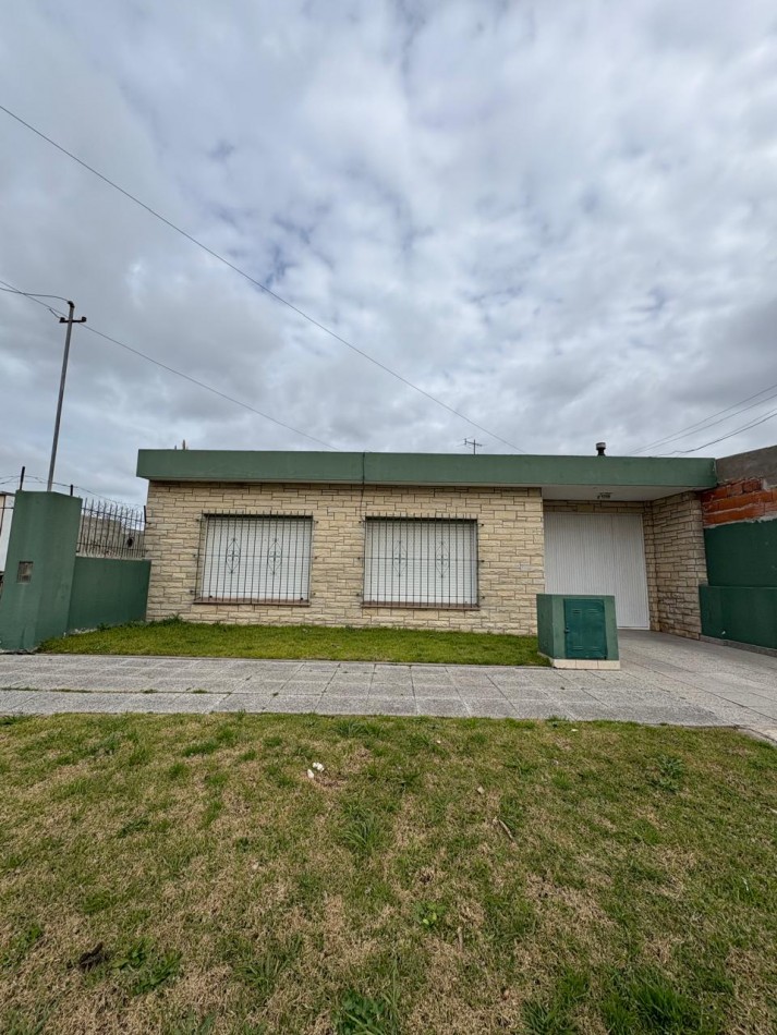 ALQUILER 24 MESES Casa 3 amb c/ parque y cochera, barrio Juramento 