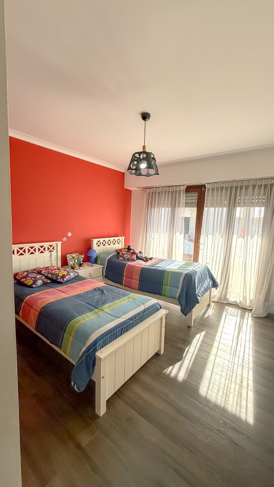 Chalet 4 ambientes, con garaje/quincho y jardin