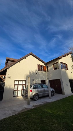 Venta PH independiente 4 ambientes  garage y jardin 