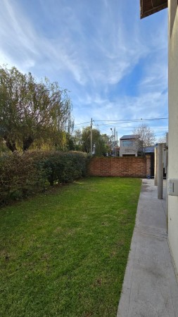 Venta PH independiente 4 ambientes  garage y jardin 