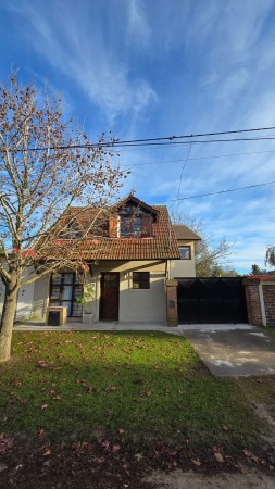 Venta PH independiente 4 ambientes  garage y jardin 