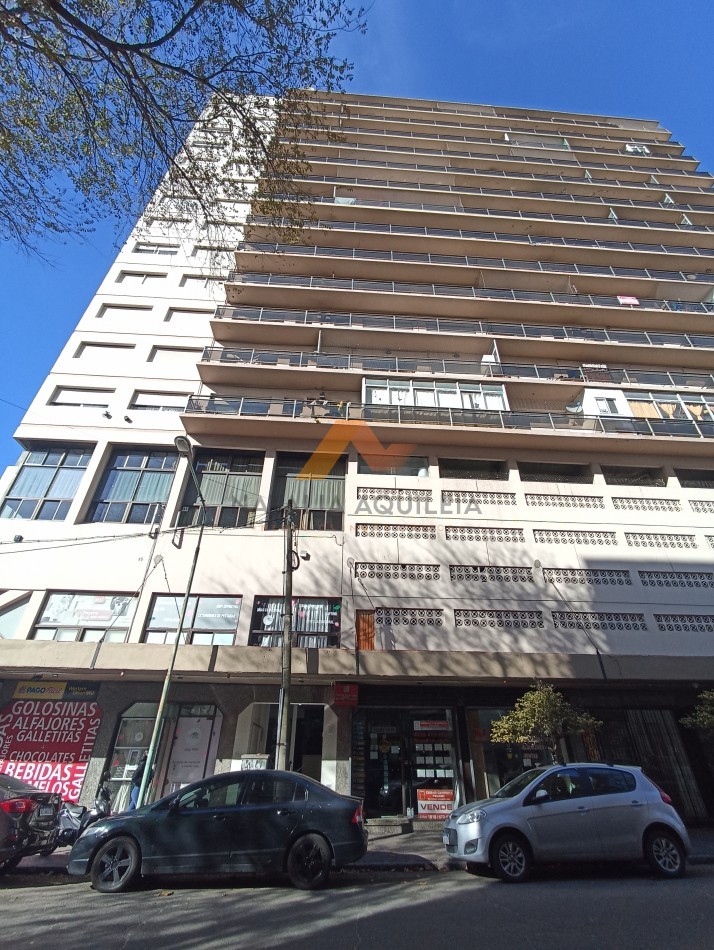 Ambiente al frente con balcon corrido, zona Centro 