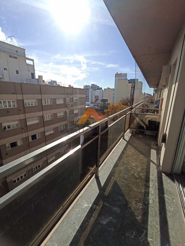 Ambiente al frente con balcon corrido, zona Centro 