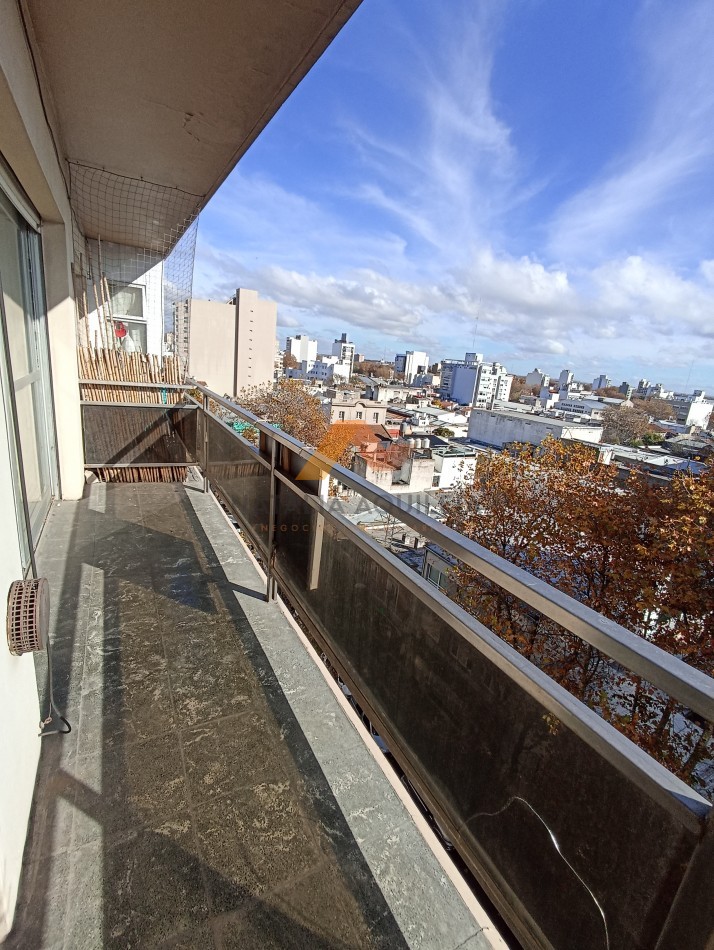 Ambiente al frente con balcon corrido, zona Centro 