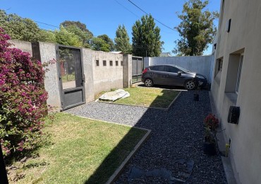 Casa 4 ambientes con parque y garaje, Barrio El Jardin