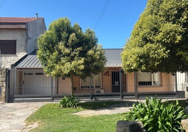 Chalet 4 ambientes con garaje, quincho y jardin, zona Caisamar 