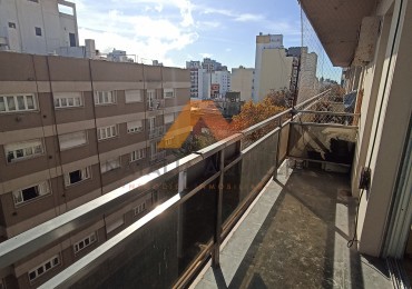 Ambiente al frente con balcon corrido, zona Centro 